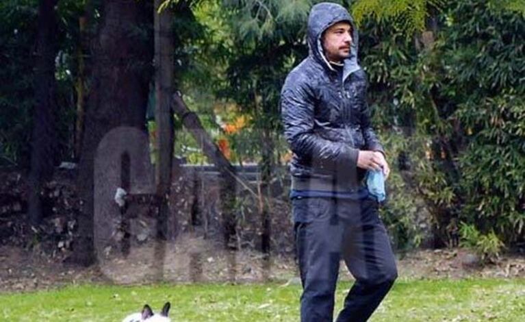 Peter Alfonso pasea a sus perros por Palermo. (Foto: Caras)