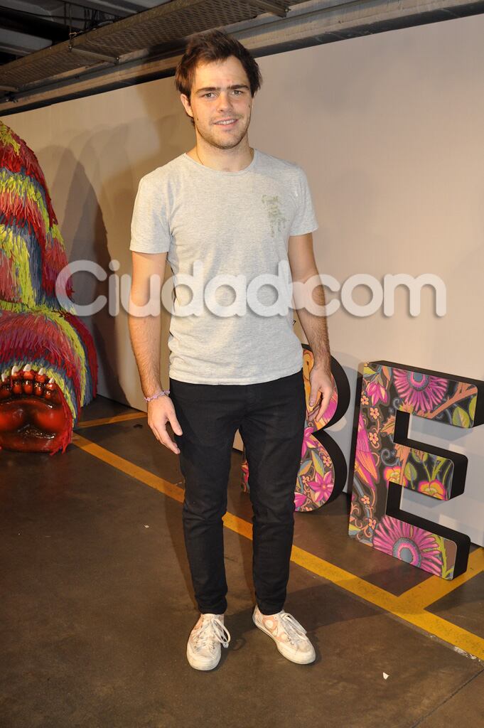 Peter Lanzani acompañó a su novia Martina Stoessel al desfile. (Foto: Jennifer Rubio-Ciudad.com)
