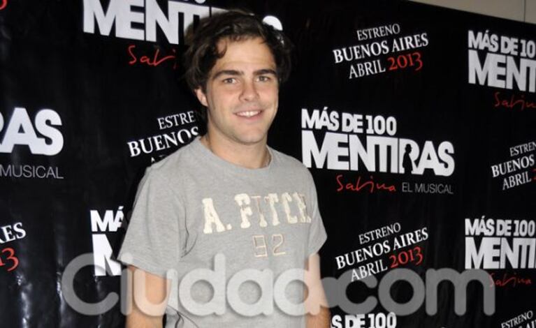 Peter Lanzani fue a ver Más de 100 mentiras. (Foto: Jennifer Rubio-Ciudad.com)