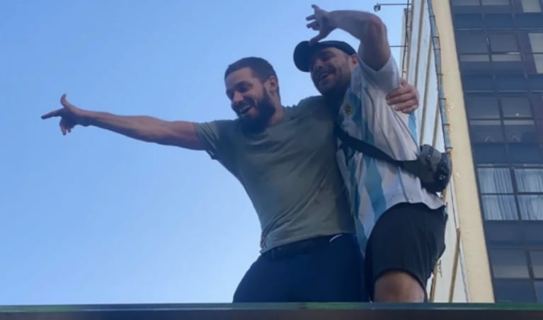 Peter Lanzani se trepó al techo del Metrobus para festejar el campeonato mundial