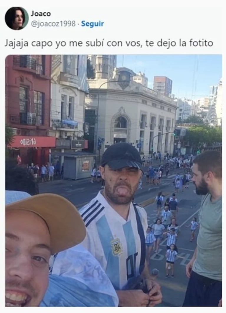 Peter Lanzani se trepó al techo del Metrobus para festejar el campeonato mundial