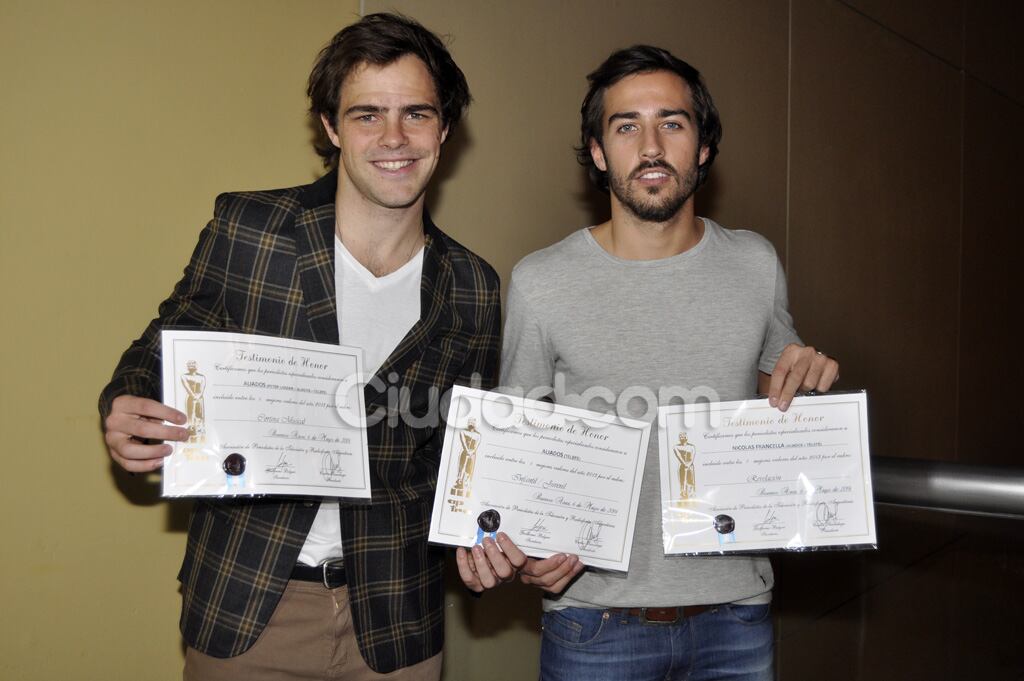 Peter Lanzani y Nico Francella con sus diplomas de Aliados. (Foto: Jennifer Rubio-Ciudad.com)