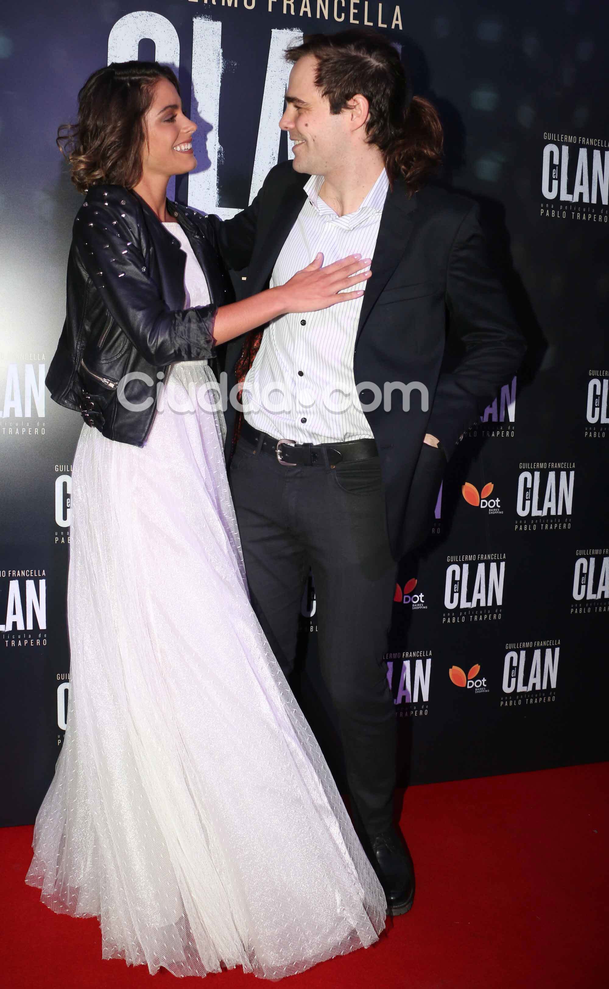 Peter Lanzani y Tini Stoessel, súper enamorados (Fotos: Movilpress). 