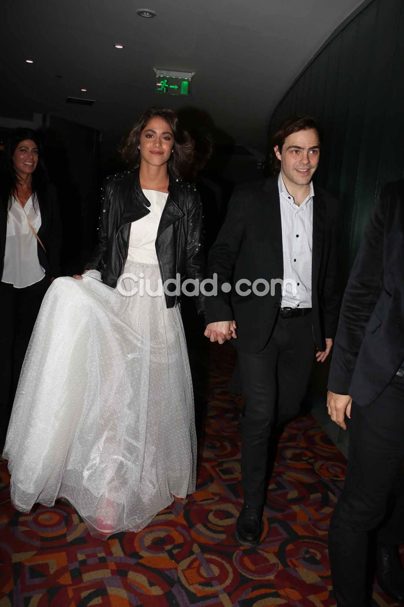 Peter Lanzani y Tini Stoessel, súper enamorados (Fotos: Movilpress). 
