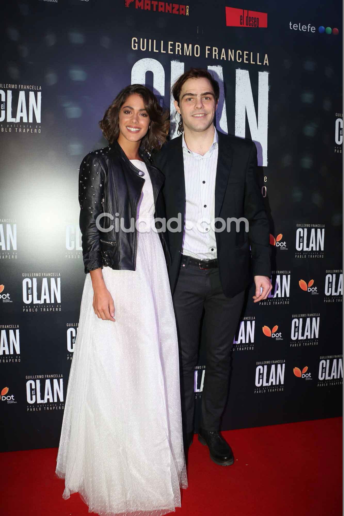 Peter Lanzani y Tini Stoessel, súper enamorados (Fotos: Movilpress). 