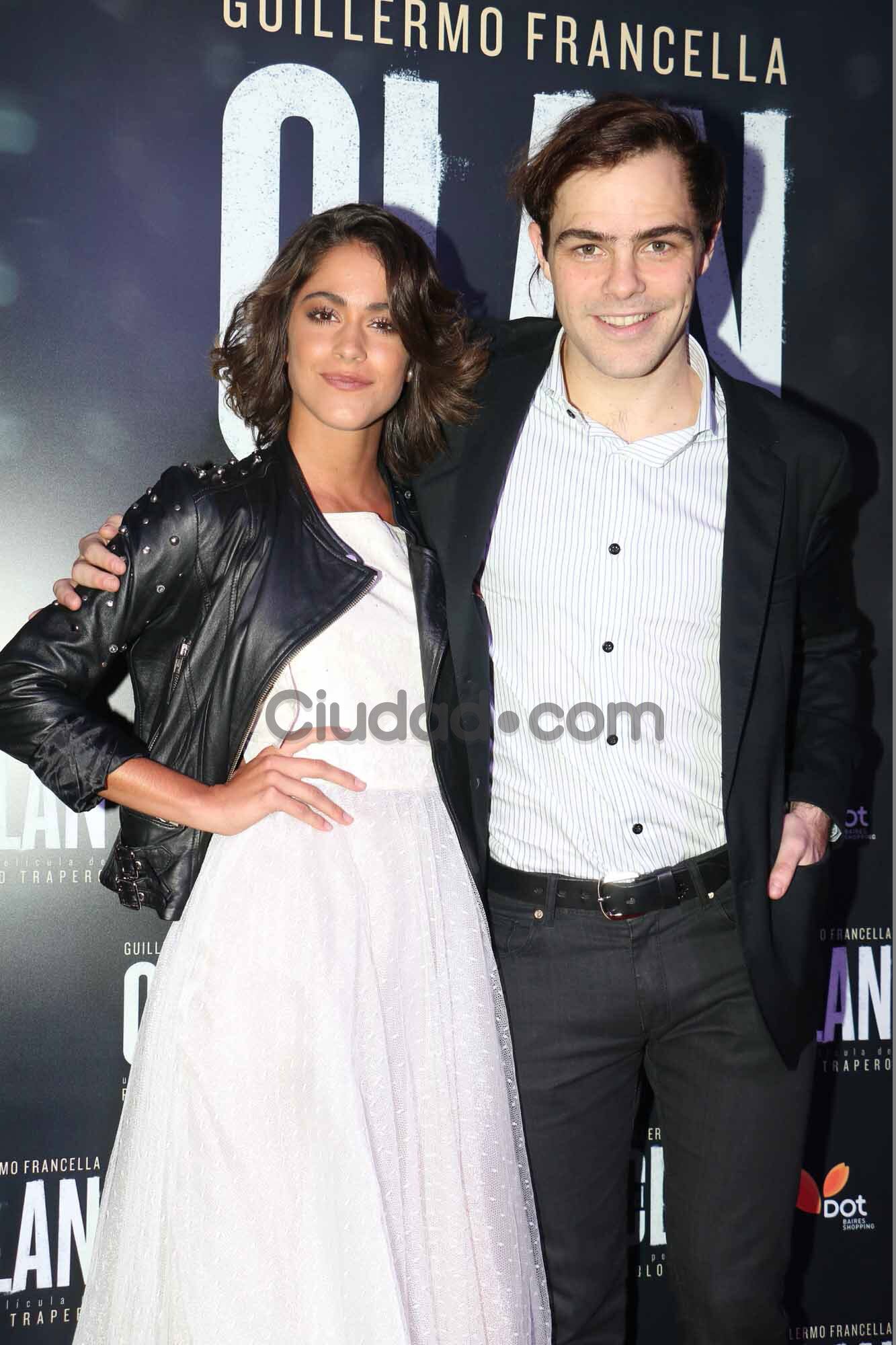 Peter Lanzani y Tini Stoessel, súper enamorados (Fotos: Movilpress). 