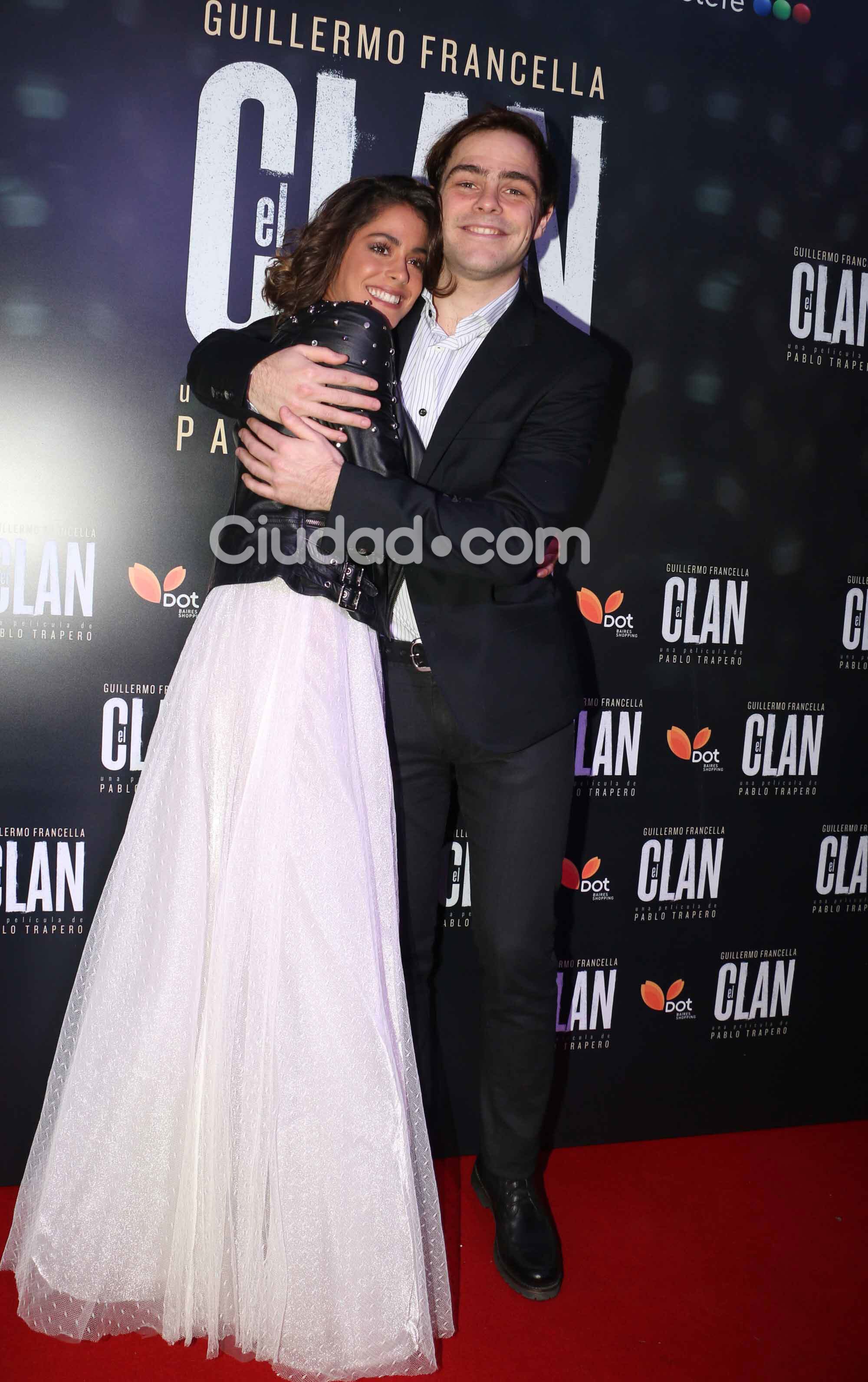 Peter Lanzani y Tini Stoessel, súper enamorados (Fotos: Movilpress). 