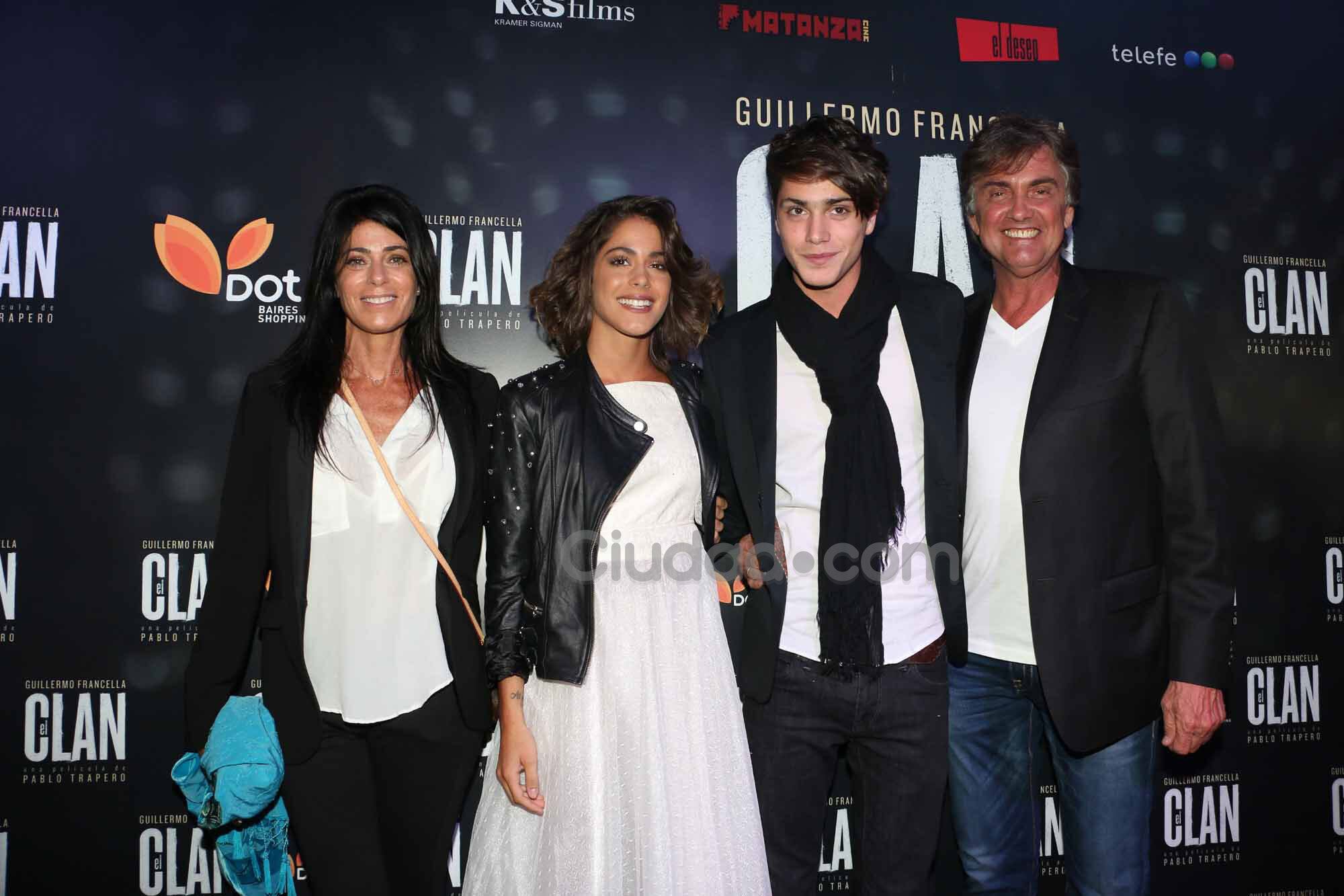 Peter Lanzani y Tini Stoessel, súper enamorados (Fotos: Movilpress). 