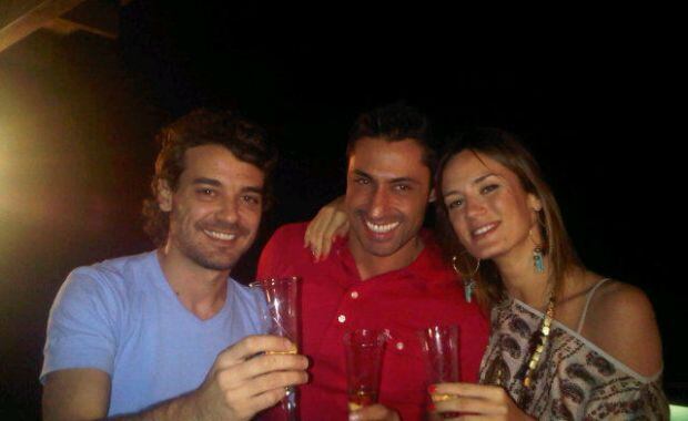 Peter, Paula y el "subcampeón" Tito, en pleno brindis.