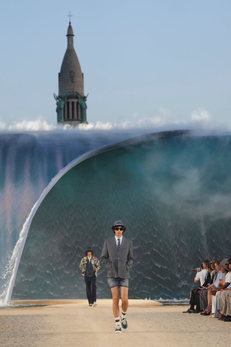 Pharrell Williams hizo historia en París con un impactante desfile de Louis Vuitton (Foto: AP).