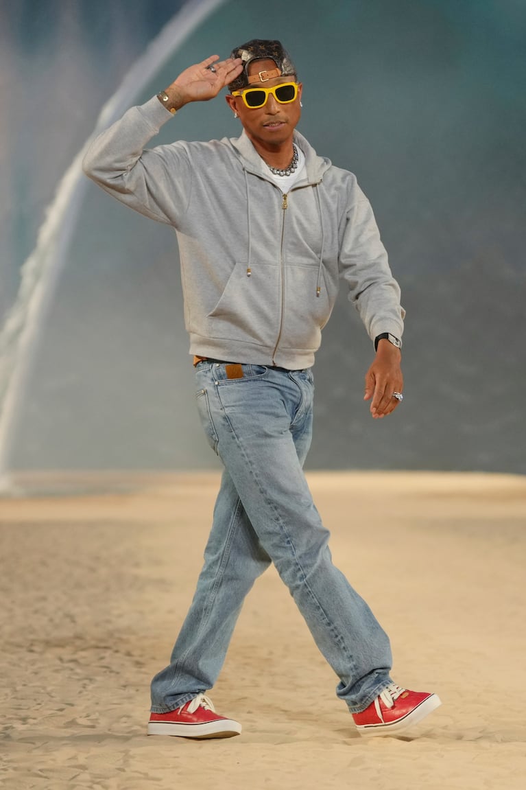 Pharrell Williams hizo historia en París con un impactante desfile de Louis Vuitton (Foto: AP).