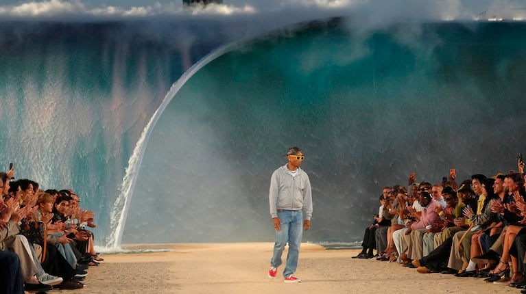 Pharrell Williams hizo historia en París con un impactante desfile de Louis Vuitton (Foto: AP).