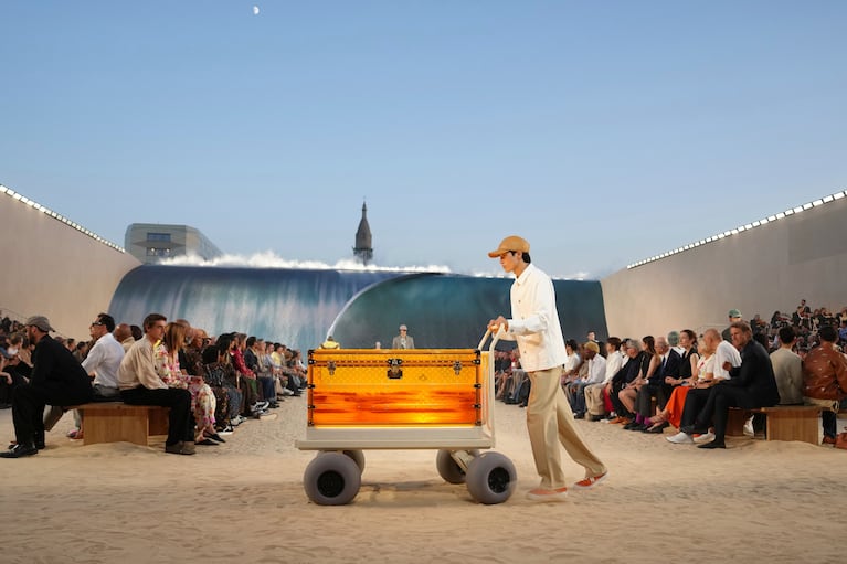 Pharrell Williams hizo historia en París con un impactante desfile de Louis Vuitton (Foto: AP).
