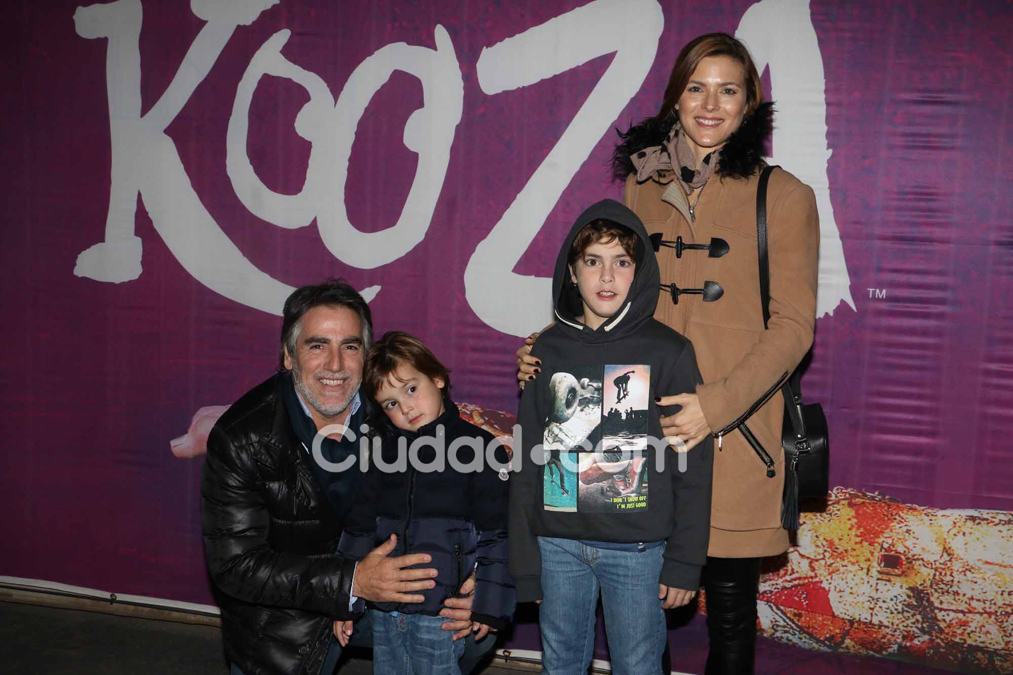 Pía Slapka y Paul García Navarro con sus hijos. (Foto: Movilpress-Ciudad.com)
