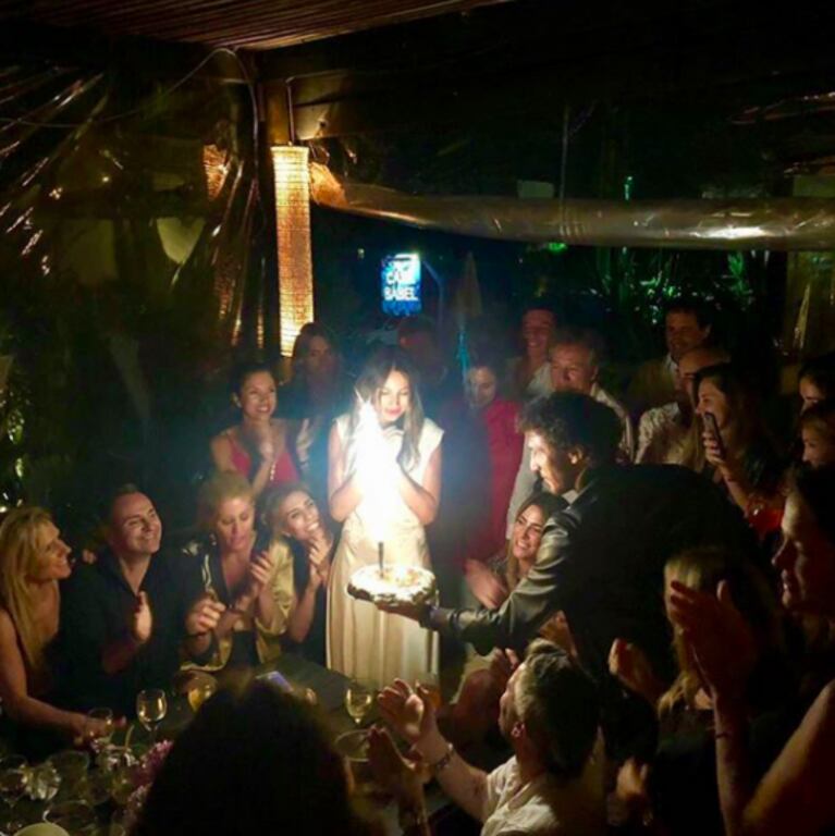 Pico Mónaco compartió una tierna foto de Pampita, ¡emocionada y rodeada de un montón de amigos!