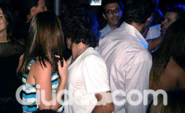 Pico Mónaco con una desconocida joven. 