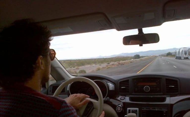 Pico Mónaco, manejando rumbo a Los Angeles, después de su reencuentro con Zaira Nara. (Foto: @picomonaco)
