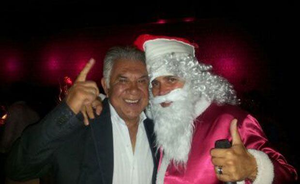 Piedra libre a Matías Alé como Papa Noel, junto a Raúl Lavie. 