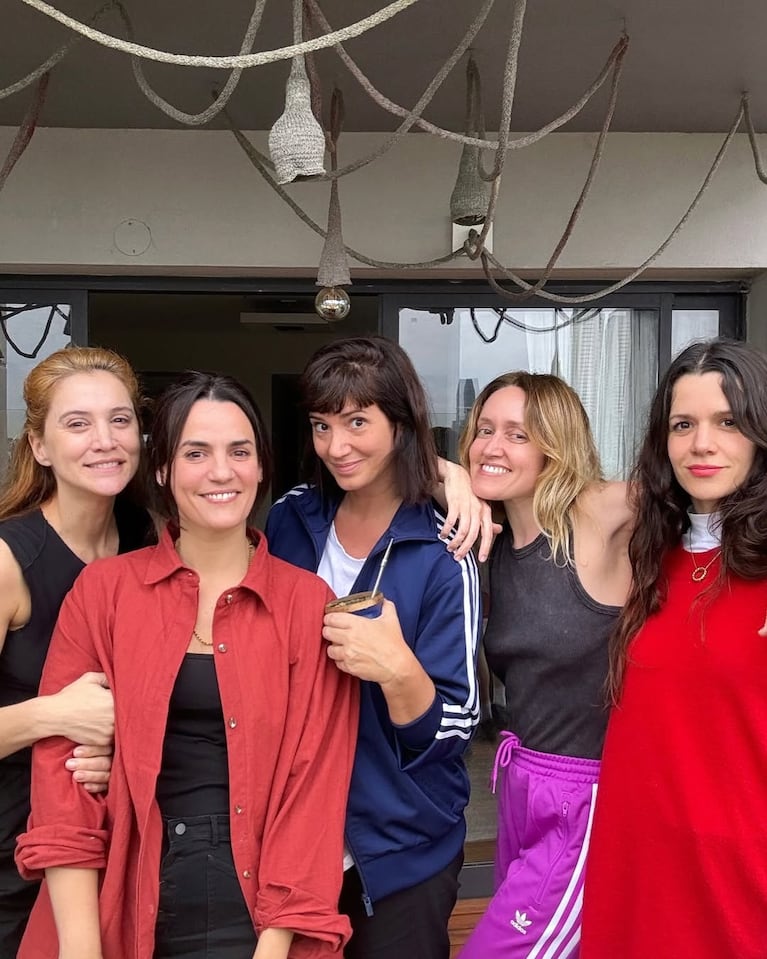 Pilar Gamboa con sus compañeras de Envidiosa. (Foto: @pilargamboaa)