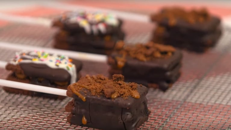Pirulines de chocotorta: divertite con los chicos siguiendo esta receta