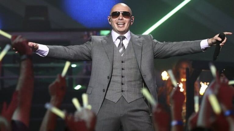 Pitbull se gastó su primer sueldo en un auto para su mamá