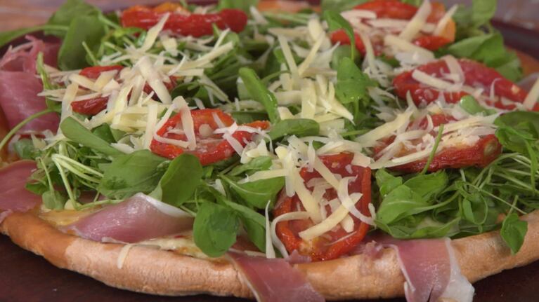 Pizza con jamón crudo y rúcula