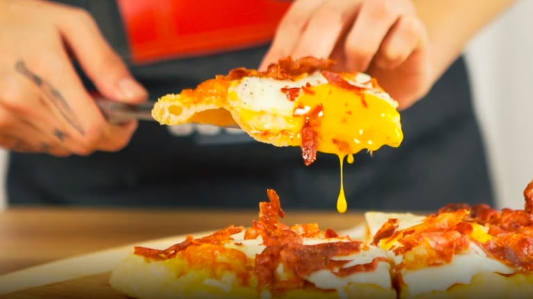 Pizza con panceta y huevo frito. Foto: Cucinare TV