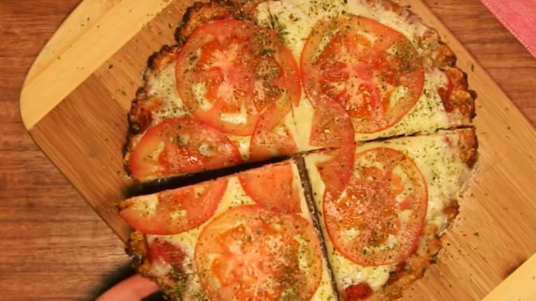 Pizza sin gluten en formato clásico: muzzarella y tomates. Foto: Cucinare.TV.