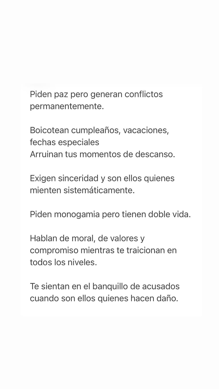 Placa de Instagram con el testimonio de Cecilia Ce sobre patrones de control y doble discurso en la pareja. Fuente: Instagram @lic.ceciliace