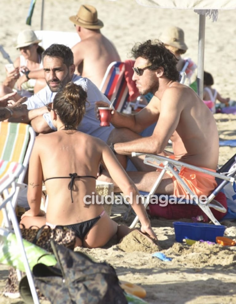 ¡Playa de soltero! Los días de Pico Mónaco, en Punta: mates con el Pollo Álvarez y competencia de tejo