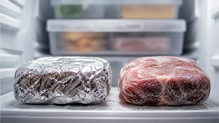 Pocos lo saben: por qué los expertos recomiendan envolver con papel aluminio los alimentos que van al freezer.