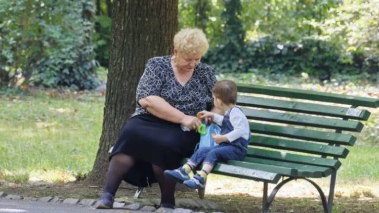 Polémica con abuela que quiere cobrar por cuidar a su nieta: “No soy una guardería”