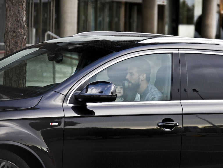 ¡Polémica! Gerard Piqué en la mira por conducir su auto con el pequeño Milan en su falda. (Foto: Grosby Group)