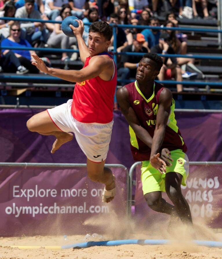 Polémica por la indumentaria del beach handball en los JJ.OO.: "tangas" para ellas y shorts para ellos