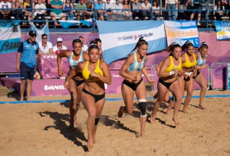 Polémica por la indumentaria del beach handball en los JJ.OO.: "tangas" para ellas y shorts para ellos