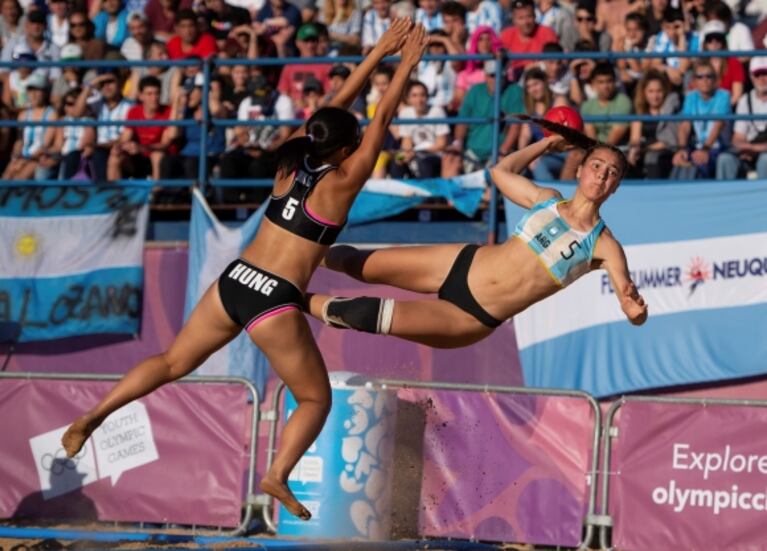 Polémica por la indumentaria del beach handball en los JJ.OO.: "tangas" para ellas y shorts para ellos