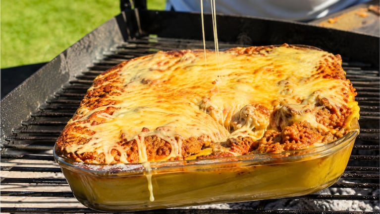 Polenta a las brasas, un plato calórico de invierno. Foto: Instagram (Ale Acland)