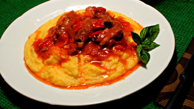 Polenta cremosa con salchichas: una receta reconfortante y sabrosa