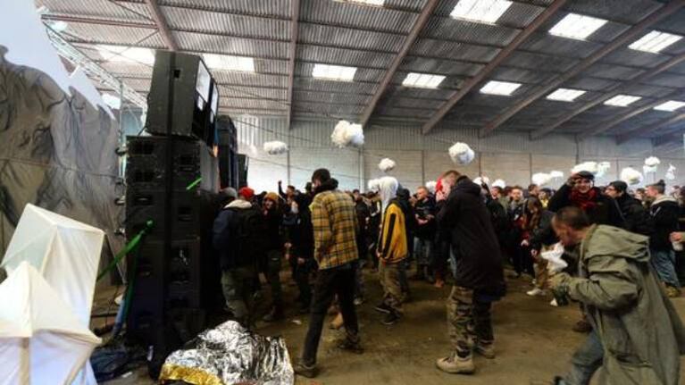 Policía disuelve una fiesta ilegal con 2.500 personas en Francia