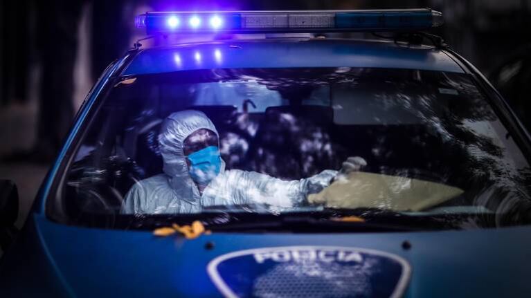 Policías le salvaron la vida a un bebé de seis meses que se había asfixiado un trozo de nylon