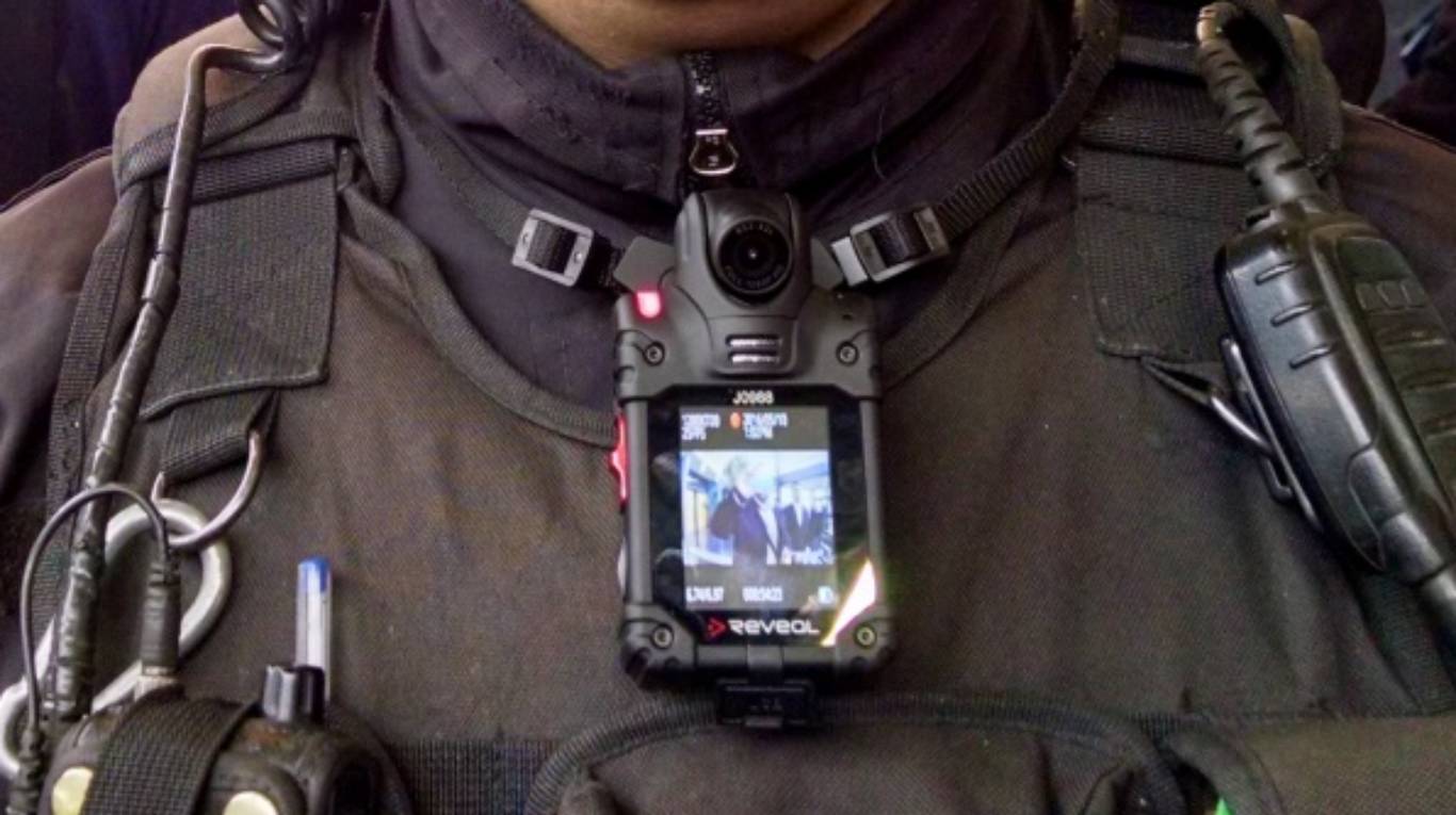 Policías utilizarán cámaras en sus chalecos antibalas