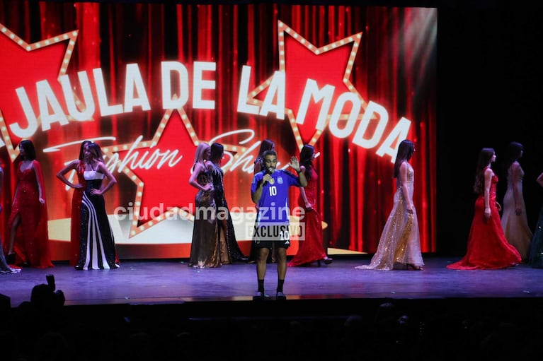Pollo Álvarez en el debut de La Jaula de la Moda en el Teatro Astral (Foto: Movilpress)