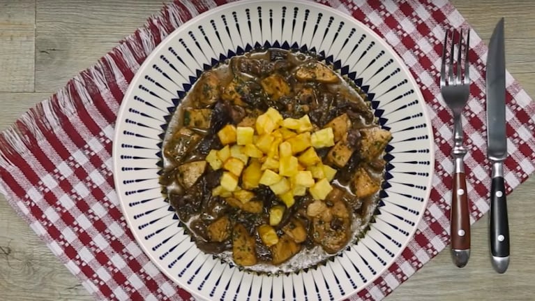 Pollo con hongos y papas: la receta simple para una cena especial