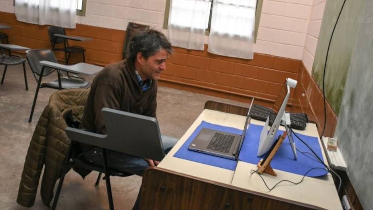 Por primera vez, un detenido rindió un examen universitario en la cárcel de Urdampilleta