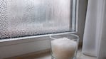 Por qué aumenta la humedad en mayo y el truco del vaso con sal que muchos vuelven a usar (foto creada con IA)