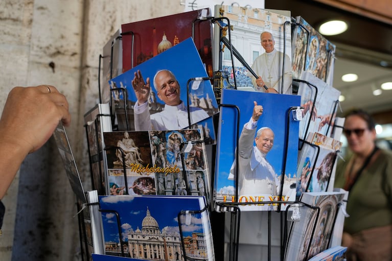 Postales del papa León XIV se ven en una tienda de objetos religiosos cerca de la plaza de San Pedro del Vaticano, en Roma, el lunes 12 de octubre de 2026. (AP Foto/Gregorio Borgia)