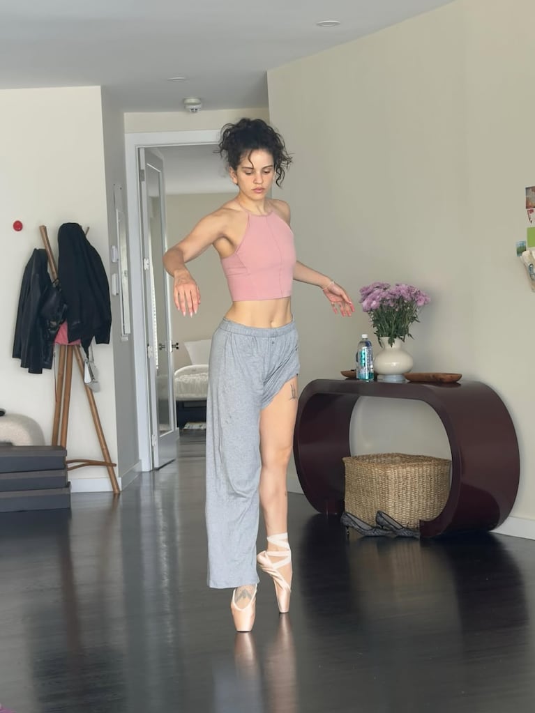 Practicando durante los días previos al inicio del LUX Tour en Estados Unidos. Crédito: Instagram/@rosalia.vt