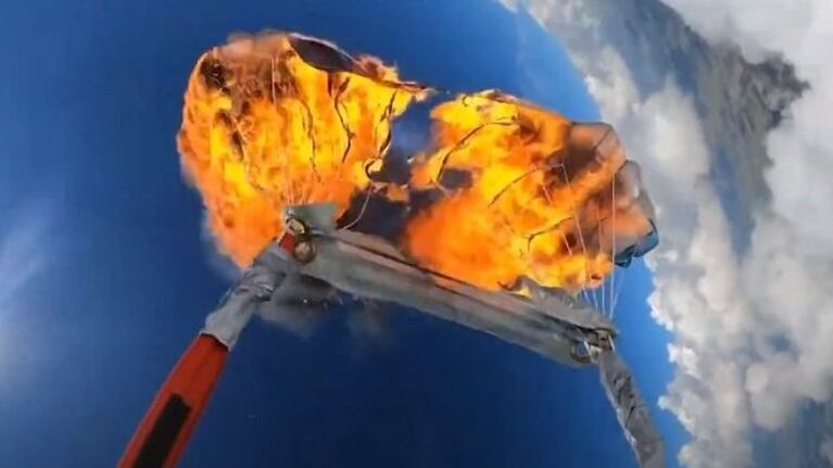 Prende fuego a su paracaídas mientras se encuentra a 7.000 pies de altura