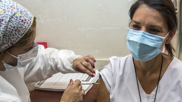 Preocupa el aumento de casos de coronavirus cuando "recién comienza la campaña de vacunación". Foto: AFP.