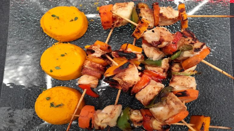 Prepará brochettes de pollo y verdura con una receta que consigue la mejor combinación